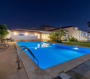 Silver Seahorse Garden Retreat 