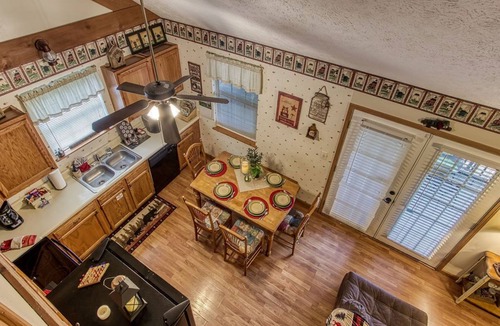 Sevierville Cabin | 10 min to Dollywood/Cal Ripken Field, Firepit, Foosball, Hot Tub, Private