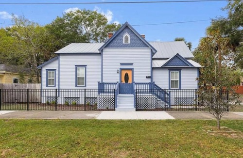 Urban Core House | 1026- Blue Moon, Single Level, 1 Mile to Arenas, Sleeps 10, Pet & Kid Friendly