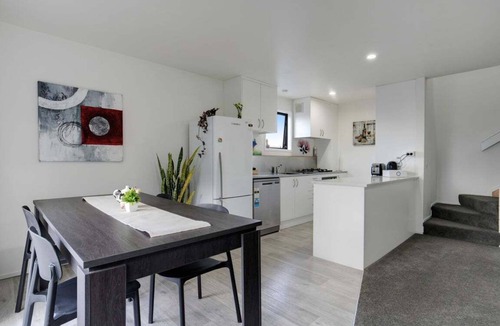 Grafton Apartment | 1A Great Apt 2 BR Garage Parking 1 Stop on Train to Eden Park