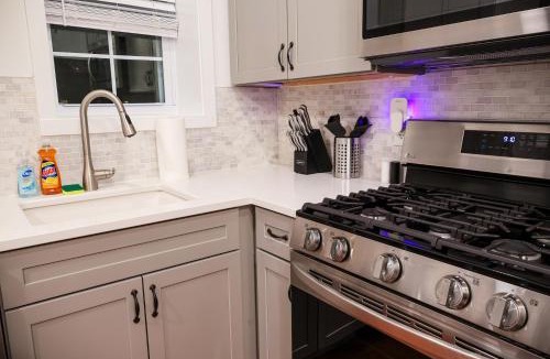 Corn Hill House | 1BR Cornhill High Falls DT Wi-Fi Kitchen TV