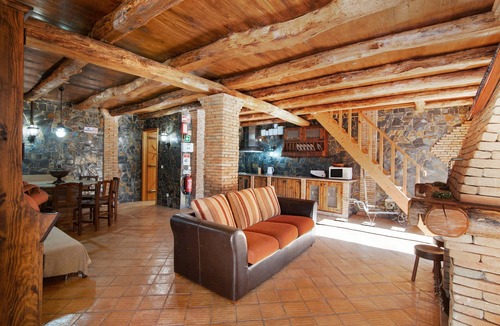 Monte Raposo House | 2-bed Holiday Apartment with Pool, Wi-Fi, Garden & Terrace