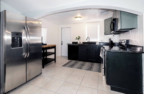 United Central House | 2-Bedroom Home Away from Home in St Petersburg