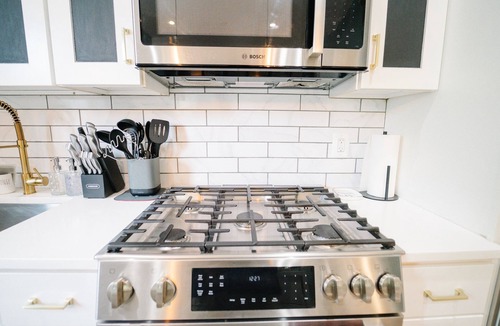 Near Northeast House | 4BR Spacious DC Stay |Private Deck | Free Parking
