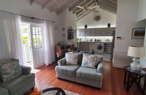 Porters Villa | 5 Porters Court, Luxury 2 bed villa, 5 mins walk to beach, including Beach Club