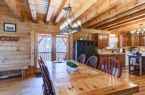 Black Mountain Cabin | AMAZING MOUNTAIN VIEWS/HOT TUB/FIREPLACE/GAME ROOM/CREEK/TRAILS