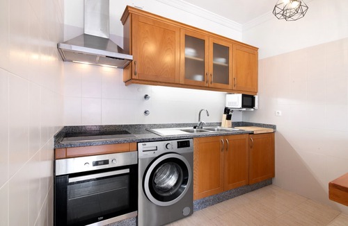 Alporchinhos Apartment | Apartment 'Brisa Salina D'Alporchinhos' with Sea View, Elevator, Air Conditioning & Wi-Fi