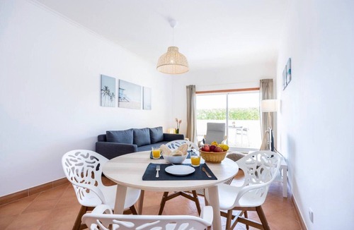 Albardeira Apartment | Apartment 'Casa Cláudia - Cond Do Mar' with Sea View, Shared Pool and Wi-Fi
