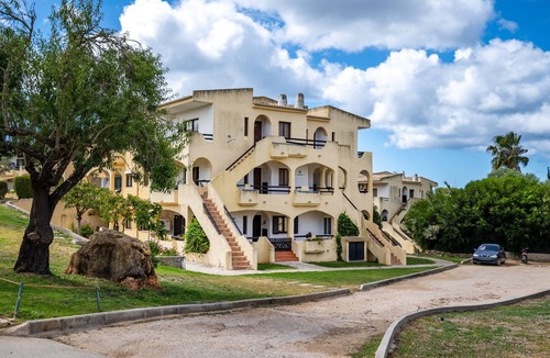Montes de Alvor Apartment | Apartment 'Casa Dourada' with Private Terrace, Shared Garden and Wi-Fi