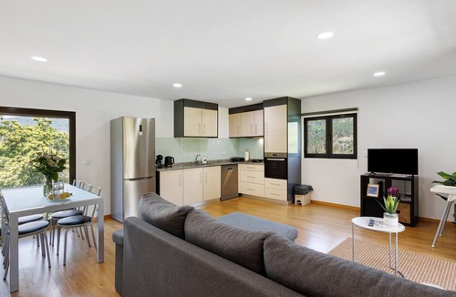 Cova House | Apartment 'Casa Dos Cortinhais' with Lake View, Wi-Fi and Air Conditioning