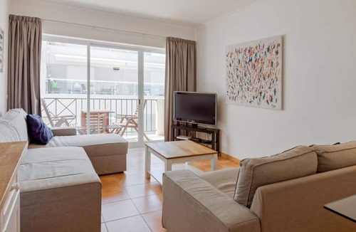 Vila Real Santo Antonio Apartment | Apartment 'Monte Gordo Beach Flat with Balcony' with Balcony, Wi-Fi and Air Conditioning