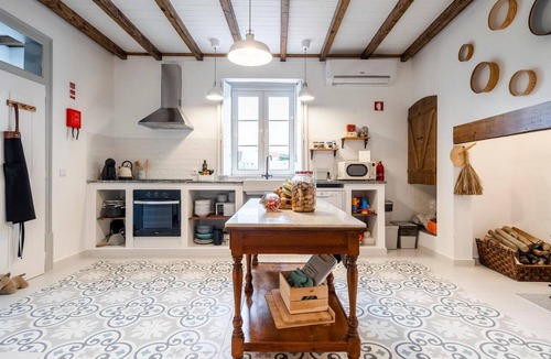 Reguengos de Monsaraz Apartment | Apartment 'Dazzling House Alentejo' with Private Terrace, Wi-Fi and Air Conditioning