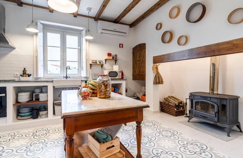 Reguengos de Monsaraz Apartment | Apartment 'Dazzling House Alentejo' with Private Terrace, Wi-Fi and Air Conditioning
