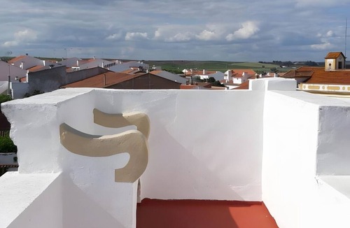 Reguengos de Monsaraz Apartment | Apartment 'Dazzling House Alentejo' with Private Terrace, Wi-Fi and Air Conditioning