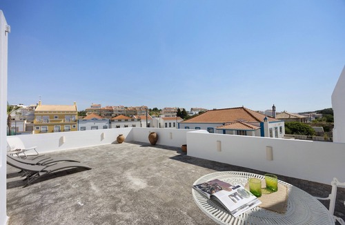 Ferragudo Apartment | Apartment 'Regato' with Private Terrace, Balcony and Wi-Fi