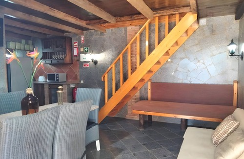 Monte Raposo House | Apartment with Terrace, Shared Pool & Wi-Fi