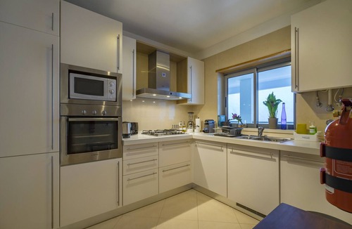 Santiago Apartment | Apartment with sea view, pool access and private parking in Sesimbra