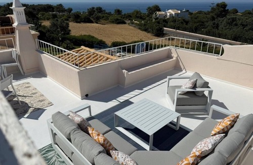 Caramujeira Apartment | Apt. near the beach, sea view, roof terrace, pool/garden in Praia da Marinha