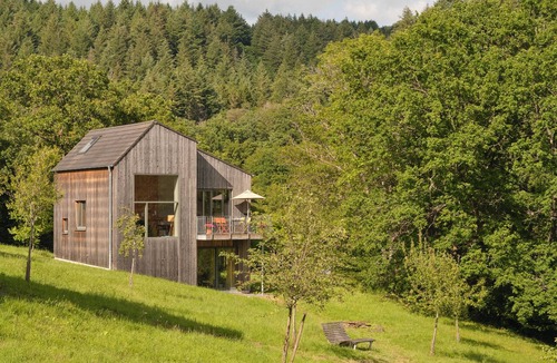 Schutz House | Architect-designed house, wooden house on a 10,000 m² lot of meadows and woods with a panoramic view