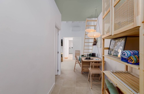 Parede House | Avenca da Praia: Tiny City, Beach, & Surf Getaway
