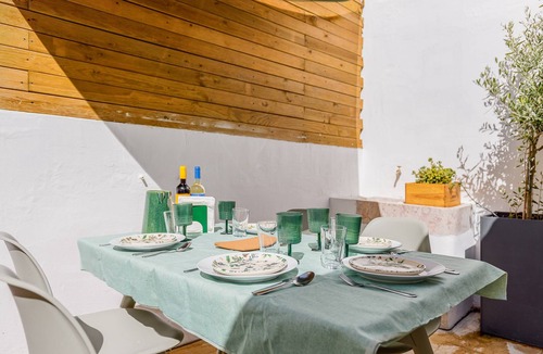 Parede House | Avenca da Praia: Tiny City, Beach, & Surf Getaway