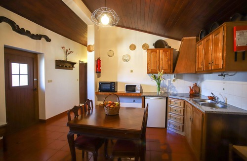 Sortelha Bed & Breakfast | Bed and Breakfast 'Casa Da Lagariça - Sortelha' with Private Garden, Wi-Fi and Air Conditioning