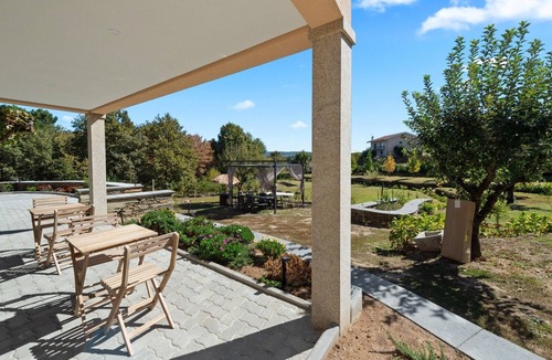 Vila Real Apartment | Bed and Breakfast 'Piso Vénus - T1 with Heated Pool' and Mountain View