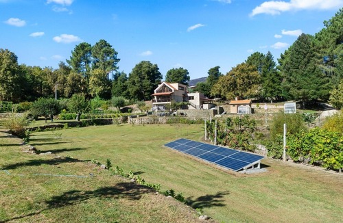 Vila Real Apartment | Bed and Breakfast 'Piso Vénus - T1 with Heated Pool' and Mountain View