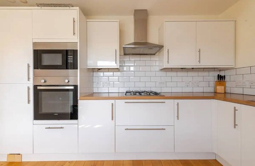 Gifford Apartment | Bright 2-Bedroom, 2-Bathroom Apartment with Free Parking by Arthur's Seat