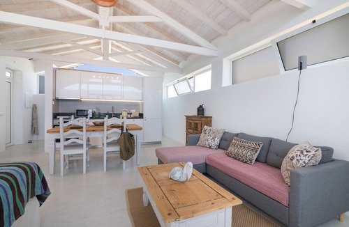 Moncarapacho e Fuseta Apartment | Bright Algarve Cottage with Yoga, Pilates and Natural Pond