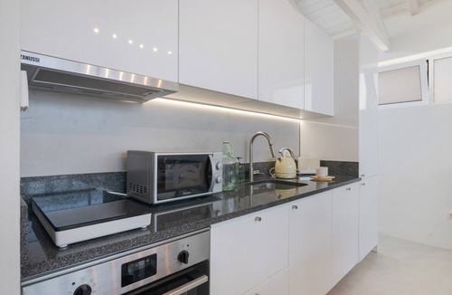 Moncarapacho e Fuseta Apartment | Bright Algarve Cottage with Yoga, Pilates and Natural Pond
