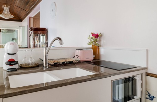 Ronfe Apartment | Camélia Garden Suite – Private Holiday Suite with Wi-Fi and Air Conditioning