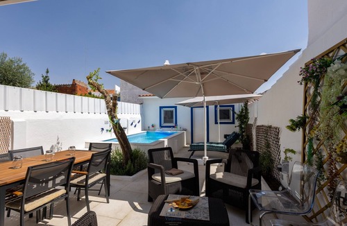 Fronteira House | 'Casa Da Viajante' with Private Pool, Wi-Fi and Air Conditioning
