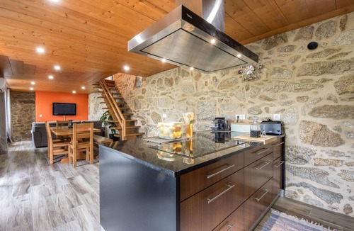 Vale de Cambra House | Casa De Pedra D'Alborinhas – Historic Stone House with Pool in Casal Velide
