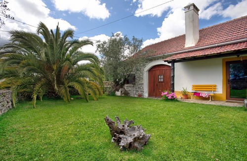 Porto de Mos Apartment | Casa Do Largo - Piso 1 with Shared Terrace, Shared Garden and Wi-Fi