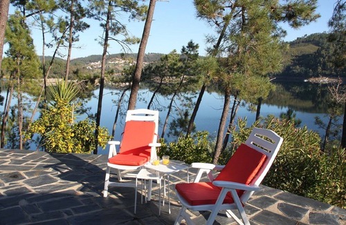 Tomar House | Casa Dos Vidros - Lakefront Charmer Villa