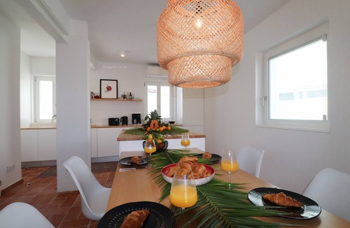 Ferragudo House | Casa Herzog: Modernes Ferienhaus mit Meerblick, WLAN & Klimaanlage in Ferragudo
