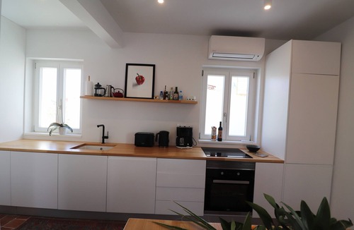 Ferragudo House | Casa Herzog: Modernes Ferienhaus mit Meerblick, WLAN & Klimaanlage in Ferragudo