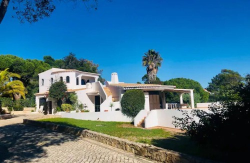 Caramujeira Villa | Casa Velha Videira, 4 Bedroom House With Swimming Pool Near Praia da Marinha