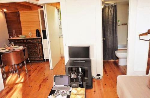 Santa Isabel Apartment | Central Lisbon Charming Loft
