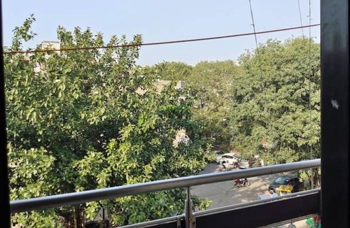 Lajpat Nagar Apartment | Charming 3-Bedroom Family Rental Next to Lajpat Market – Central & Convenient!