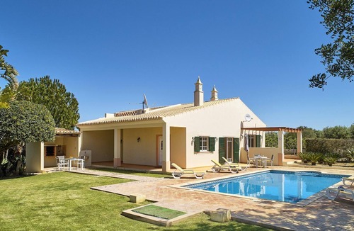 Albufeira Villa | Charming Country House, A/C, Private Pool, 20mins walk from Guia & 15mins drive to Fabulous Beaches