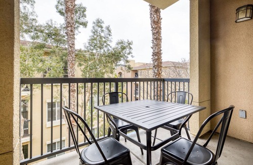Playa Del Rey Apartment | Classic Playa Del Rey 2BR w/Pool, Jacuzzi & Gym, near LAX, by Blueground