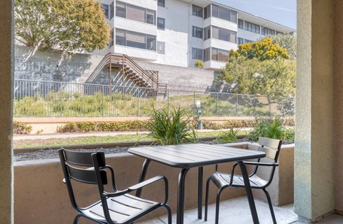 Playa Del Rey Apartment | Classic Playa Del Rey 2BR w/Pool, Jacuzzi & Gym, near LAX, by Blueground
