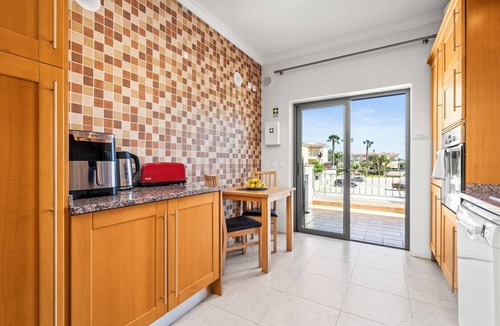 Porto de Mos Apartment | Coastal Charm Apartment