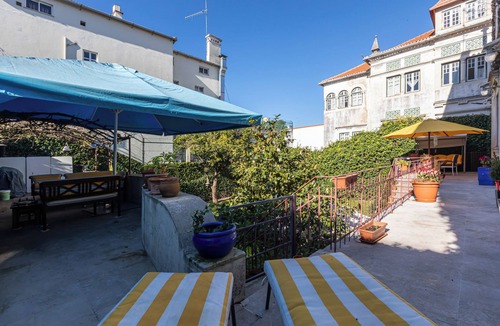 Se Nova Apartment | Coimbra Old Town Gem Family Studios, Suites with Private Bathrooms