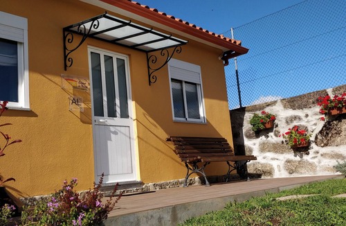 Barcelos House | Comfortable and functional 2 bedroom house with wifi