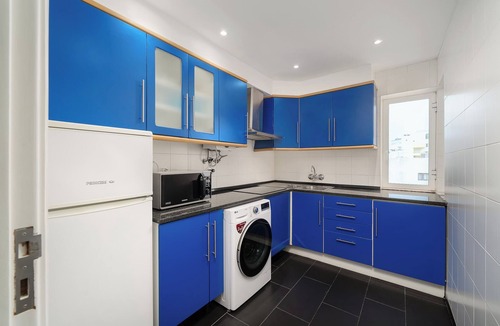 Praia da Rocha Apartment | Cosy apartment steps from Praia da Rocha, one of Algarve's finest beaches. Free private parking included. Pets welcome. Sleeps 5. Self check-in via lockbox.