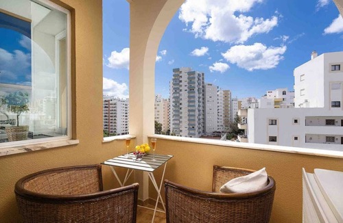 Praia da Rocha Apartment | Cosy apartment steps from Praia da Rocha, one of Algarve's finest beaches. Free private parking included. Pets welcome. Sleeps 5. Self check-in via lockbox.