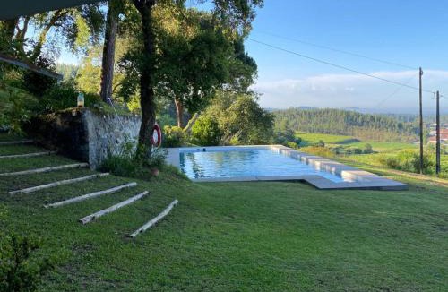 Barcelos House | Cottage Sleeps 12 with Pool and Parking